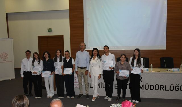 İzmir'de genç edebiyatçılar kürsüde