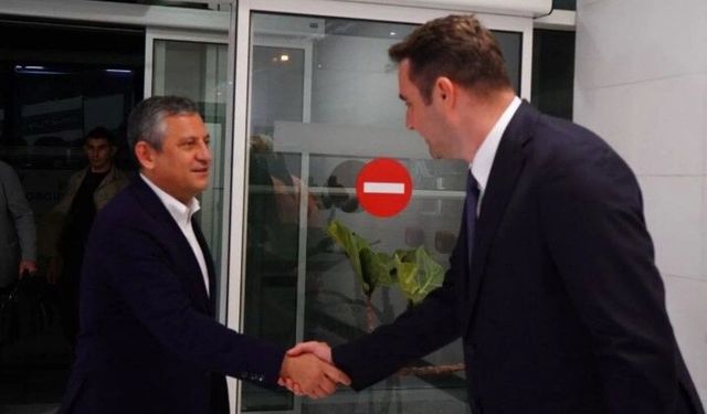 CHP Lideri Özgür Özel, Büyük İzmir buluşması öncesi coşkuyla karşılandı