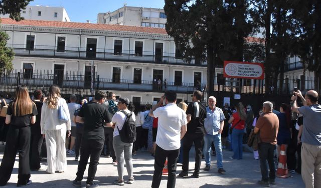İzmir’de AYT heyecanı: Veliler okul önlerinde bekleyişte