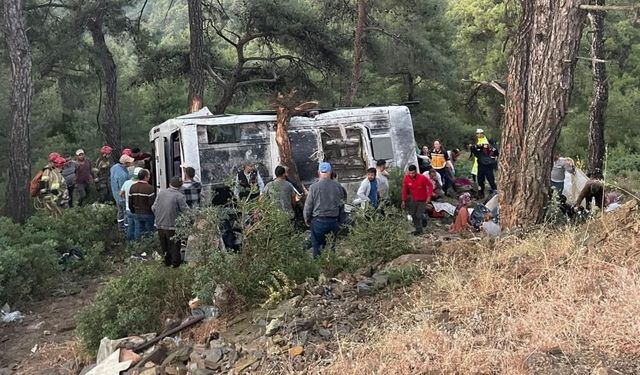 İzmir'de korkutan kaza: İşçi servisi devrildi!