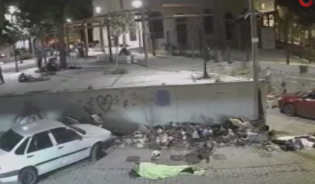 İzmir'de kaldırımda uyuyanı fark etmedi, üzerinden otomobille geçti