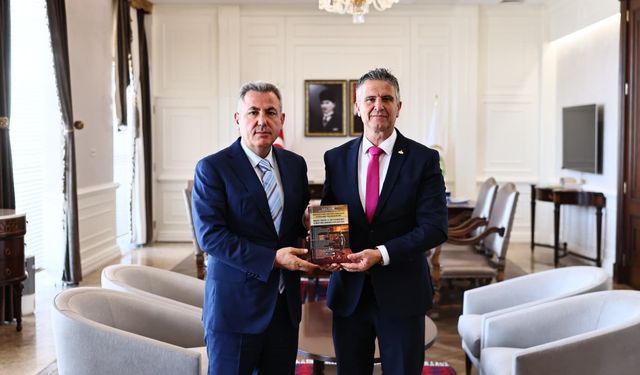 İzmir’de ‘Disiplin Hukuku’ Eseri Vali Elban’a sunuldu