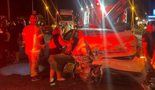 İzmir’de kırmızı ışıkta bekleyen araçlara tır çarptı: 1’i ağır 5 yaralı