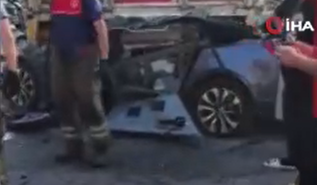 Bornova'da korkunç kaza: Otomobil tırın altına girdi!