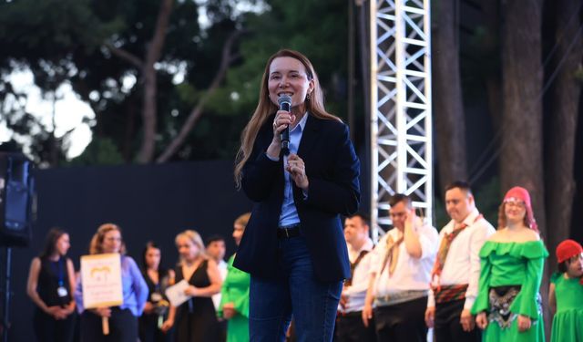 Konak’ta Halk Oyunları Şenliği 20. yılında büyük coşkuya sahne oldu
