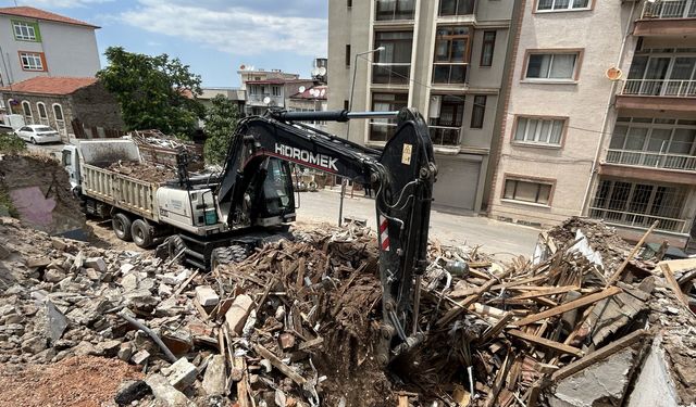 Konak’ta metruk bina yıkımları hız kesmeden sürüyor