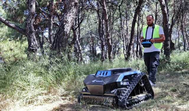 Konak’ta parklarda yeni dönem: Ot biçme robotu sahaya indi