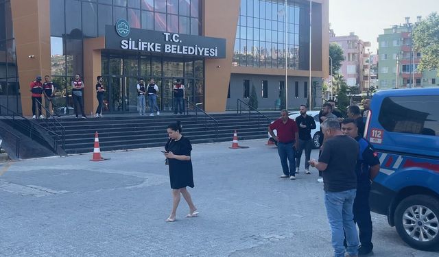 Mersin'de Silifke Belediyesi'ne operasyon: Belediye başkanı gözaltında