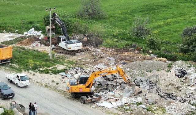 Vatandaş bildirdi, kaçak moloz dökülen alan hızla temizlendi