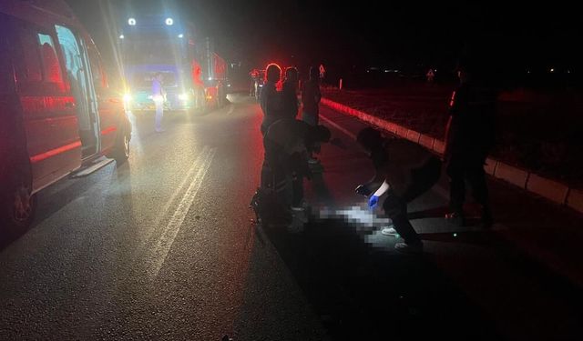 Önce tır çarptı, sonra otomobil geçti!