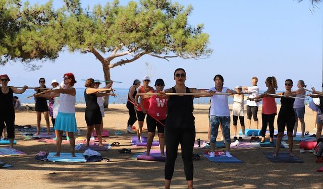 Yeşille mavinin buluştuğu sahilde pilates etkinliği