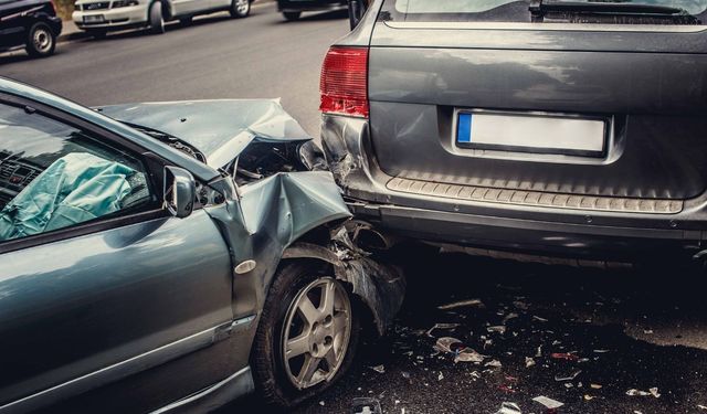 İzmir'de otomobiller çarpıştı: 1 ölü, 4 yaralı