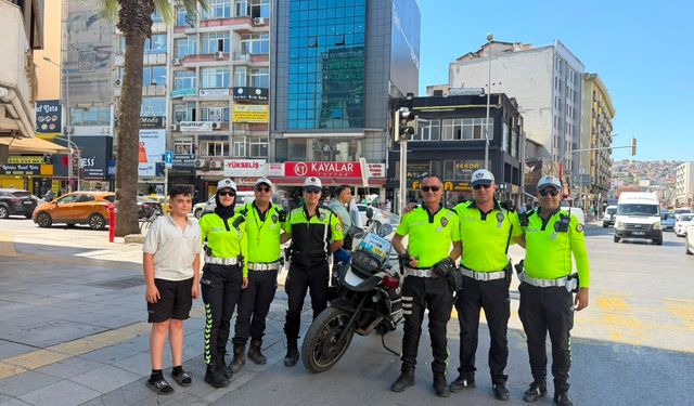 İzmir'in efsane trafik polisi emekli oldu