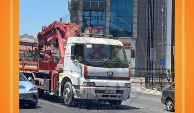 İzmir Fevzipaşa Bulvarı'nda arızalı vinç trafiği aksattı