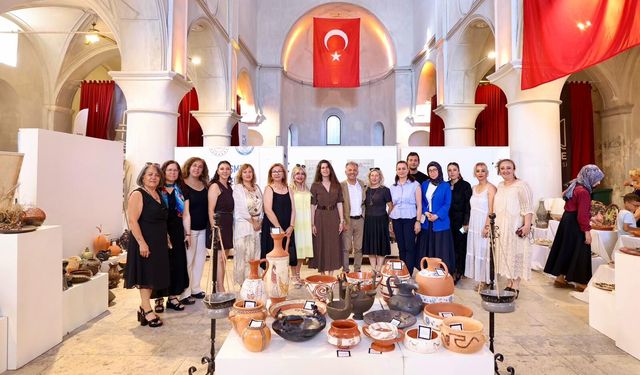 Çeşme Halk Eğitim Merkezi’nin yıl sonu sergisi büyük beğeni topladı