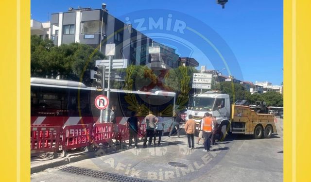 İzmir Konak'ta ESHOT otobüsü çukura düştü: Cadde trafiğe kapatıldı