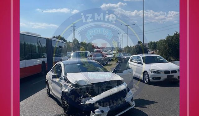 İzmir’de trafik kazası: Gaziemir kavşağı'nda uzun araç kuyrukları oluştu