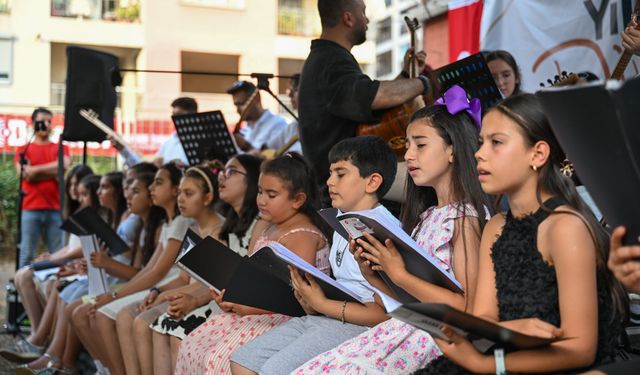 Bornova’da sanat rüzgarı: Kursiyerler sahne tozunu yuttu!