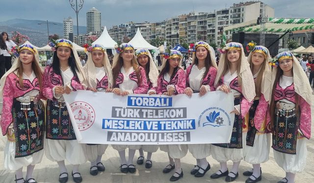 İzmir’de bağımsızlık festivali coşkusu Gündoğdu Meydanı’nı sardı