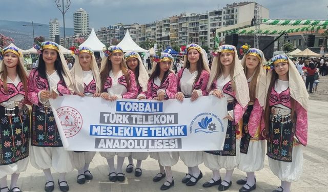 İzmir’de bağımsızlık festivali coşkusu Gündoğdu Meydanı’nı sardı