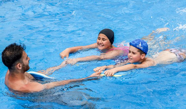 Büyükşehir'in havuzu yaz tatiline renk kattı