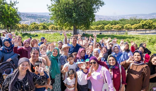 Başkan Tugay kadınlarla hasat yaptı