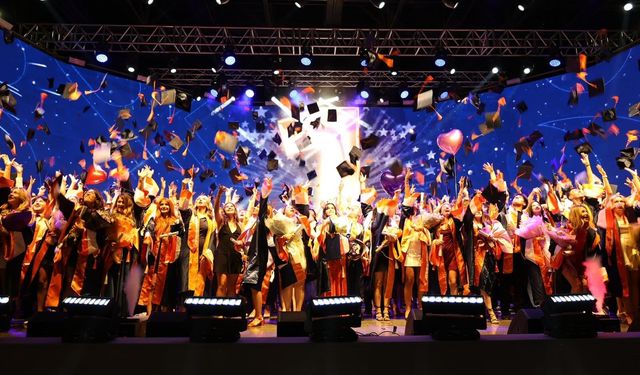 İEÜ'de 5 gün süren mezuniyet coşkusu