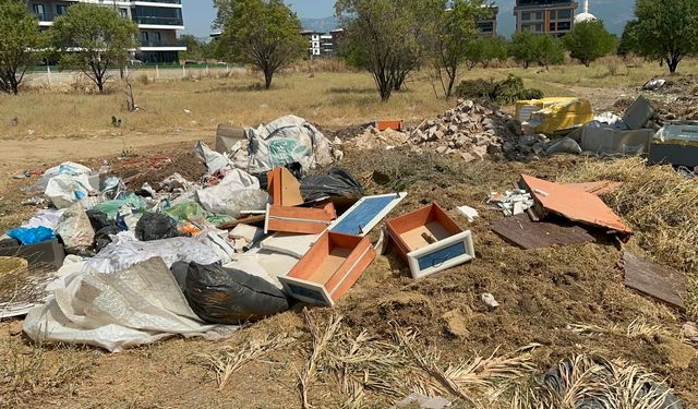 Kemalpaşa Belediyesi'nin arkasındaki görüntüler tepki çekti