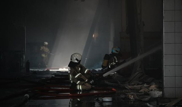 Bayraklı'daki iş yeri yangınına itfaiyeden hızlı müdahale!
