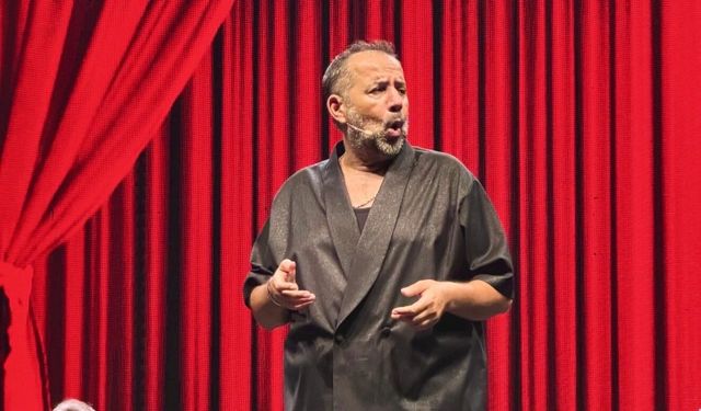 Ata Demirer, Çeşme Açıkhava Tiyatrosu’nda kahkaha dolu bir gece yaşattı!