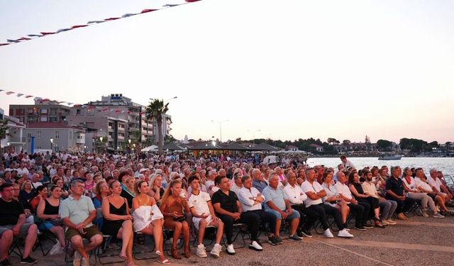 Çeşme'de Atatürk'ün izinde 100. yıl coşkusu