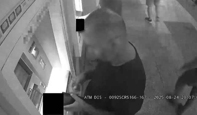 İzmir'de fırsatçılık kamerada: ATM’nin iade ettiği parayı kaptığı gibi uzaklaştı!