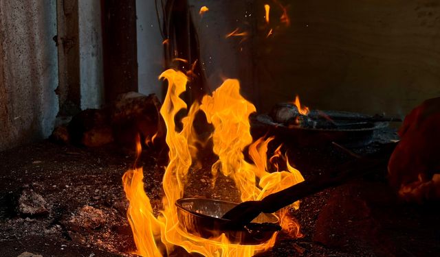 İzmir'in son kalaycısı 70 derecelik ateşte ekmek kazanıyor
