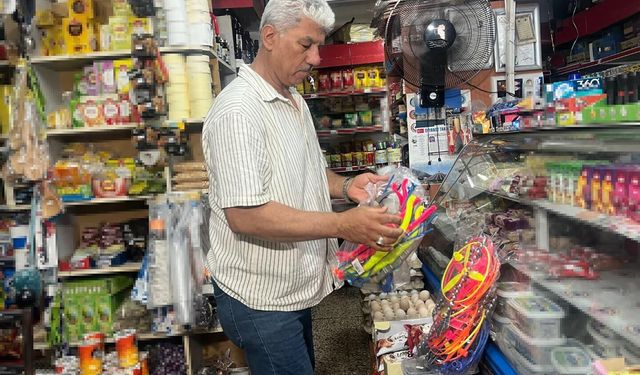 Bornova’daki bu bakkal 90'lı yılları raflarında yaşatıyor