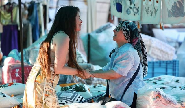 Lâl Denizli Alaçatı Pazarı'nda talepleri dinledi
