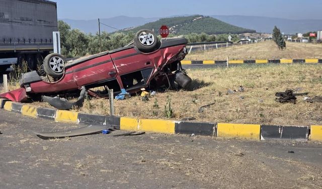 Bayındır’da kaza: Otomobil kavşakta devrildi!
