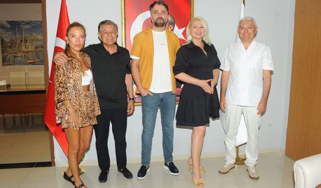 Sevilen sunucu Zahide Yetiş Çeşme Devlet Hastanesi’ni ziyaret etti