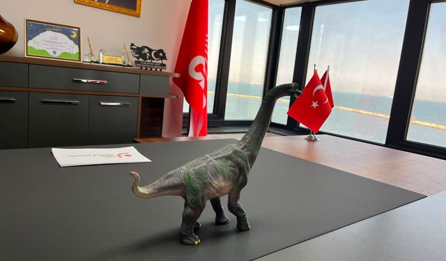CHP'li gençlerden Nalbantoğlu'na 'dinozor' göndermesi