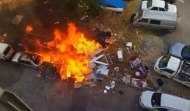Karabağlar'da otluk alandaki yangın iki araca sıçradı!
