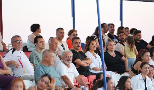 Dikili Belediyespor, U15 Plaj Voleybolu Turnuvası'nda şampiyon oldu