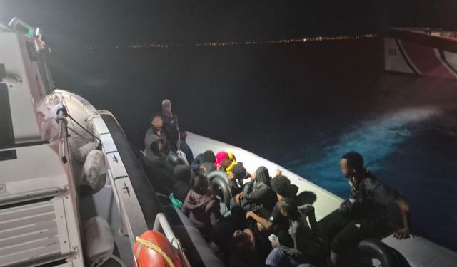 Dikili açıklarında lastik bot operasyonu: 14 düzensiz göçmen yakalandı!