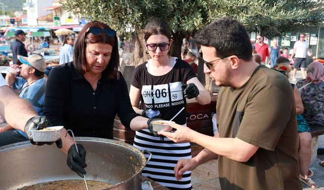 Foça Belediyesi’nden üç noktada aşure ikramı