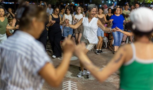 Konak'ta Gece Kermesi'ne gün batımı konseri eşlik etti