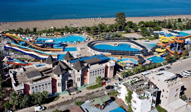 İzmir'de sıcaklardan bunalanlara rehber: Popüler havuz ve aquaparklar