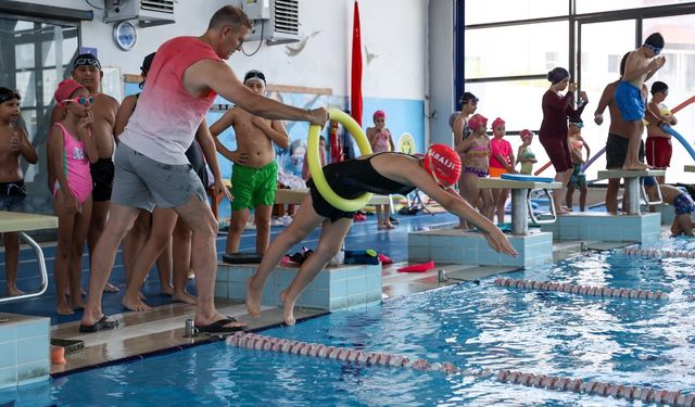 Buca'da minik yüzücüler havuza akın etti