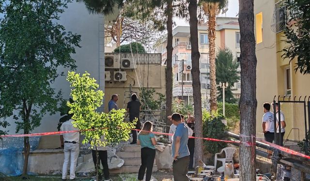 Balçova'da korkunç kaza: Dış cephe iskelesi çöktü!