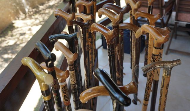 Emekli okul müdürü, bastonculuk geleneğini İzmir'de yaşatıyor