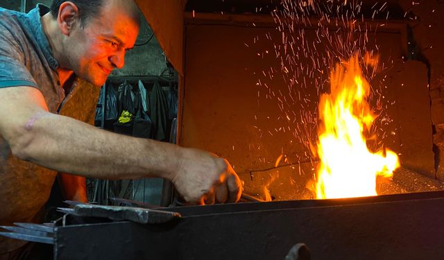Kemeraltı'nın son demircileri ateşi bir asırdır söndürmüyor