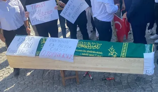 Kemeraltı esnafından Cemil Tugay'a tabutlu tepki