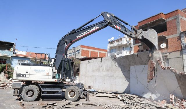 Konak Belediyesi'nden kaçak yapılara yıkım